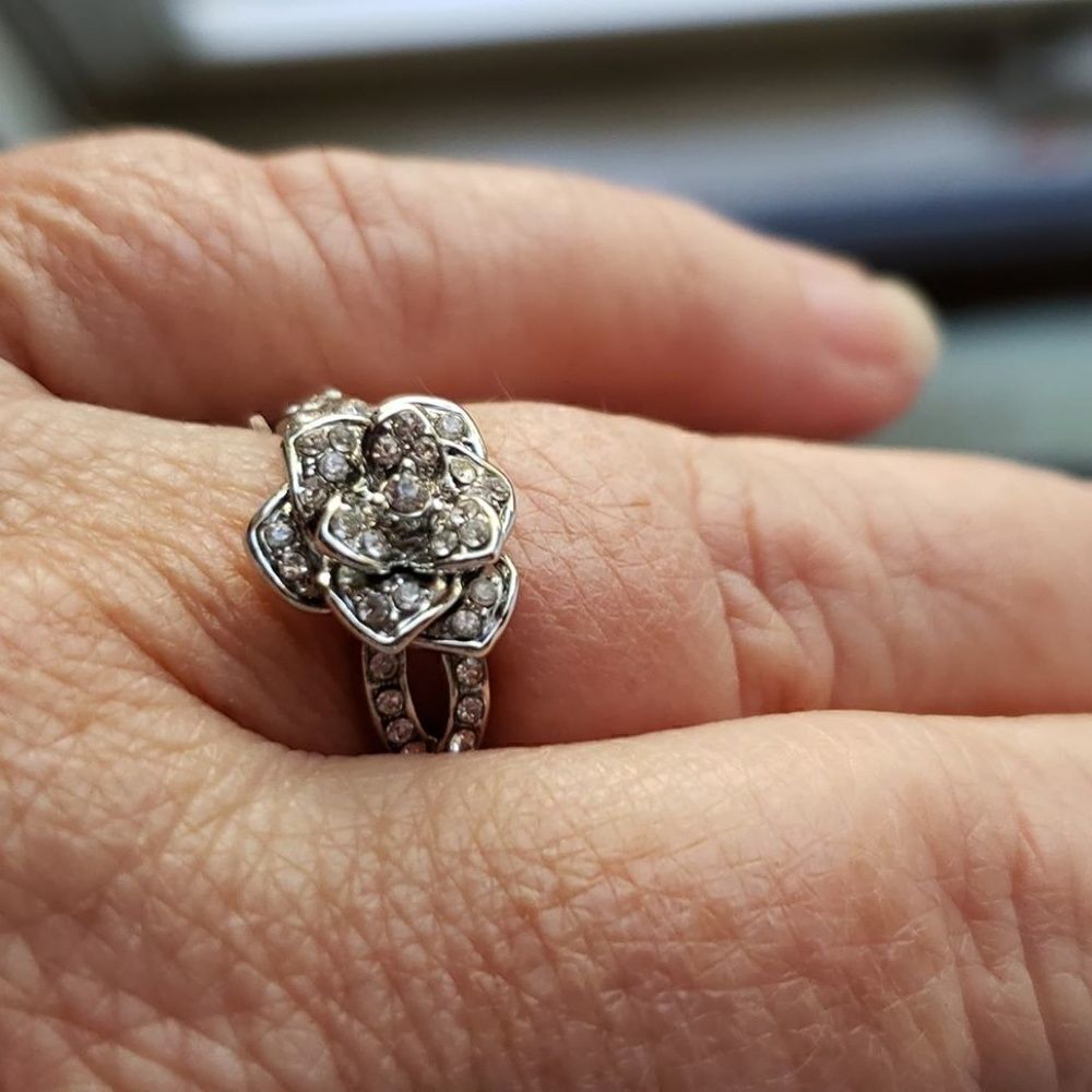 Gorgeous CZ Flower Ring- Sparkly & Stunning! Sz 9 - Picture 2 of 8
